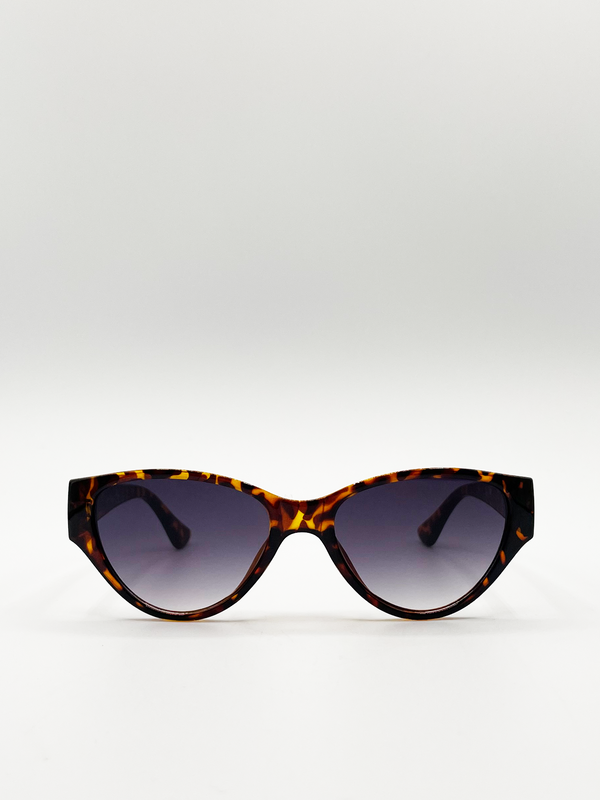 svnx Tortoiseshell cat eye sunglasses with smoke graded lenses