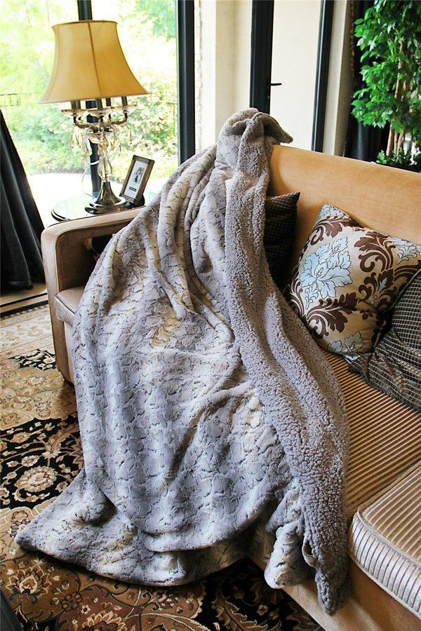 Tache Home Fashion Tache Silver Snow Giraffe Faux Fur Throw Blanket (DY16)