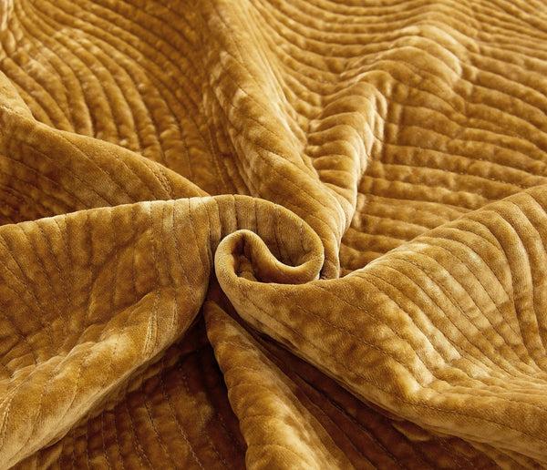 Tache Home Fashion Tache Velvet Dreams Melted Gold Plush Waves Pillow Sham (JHW-852Y)