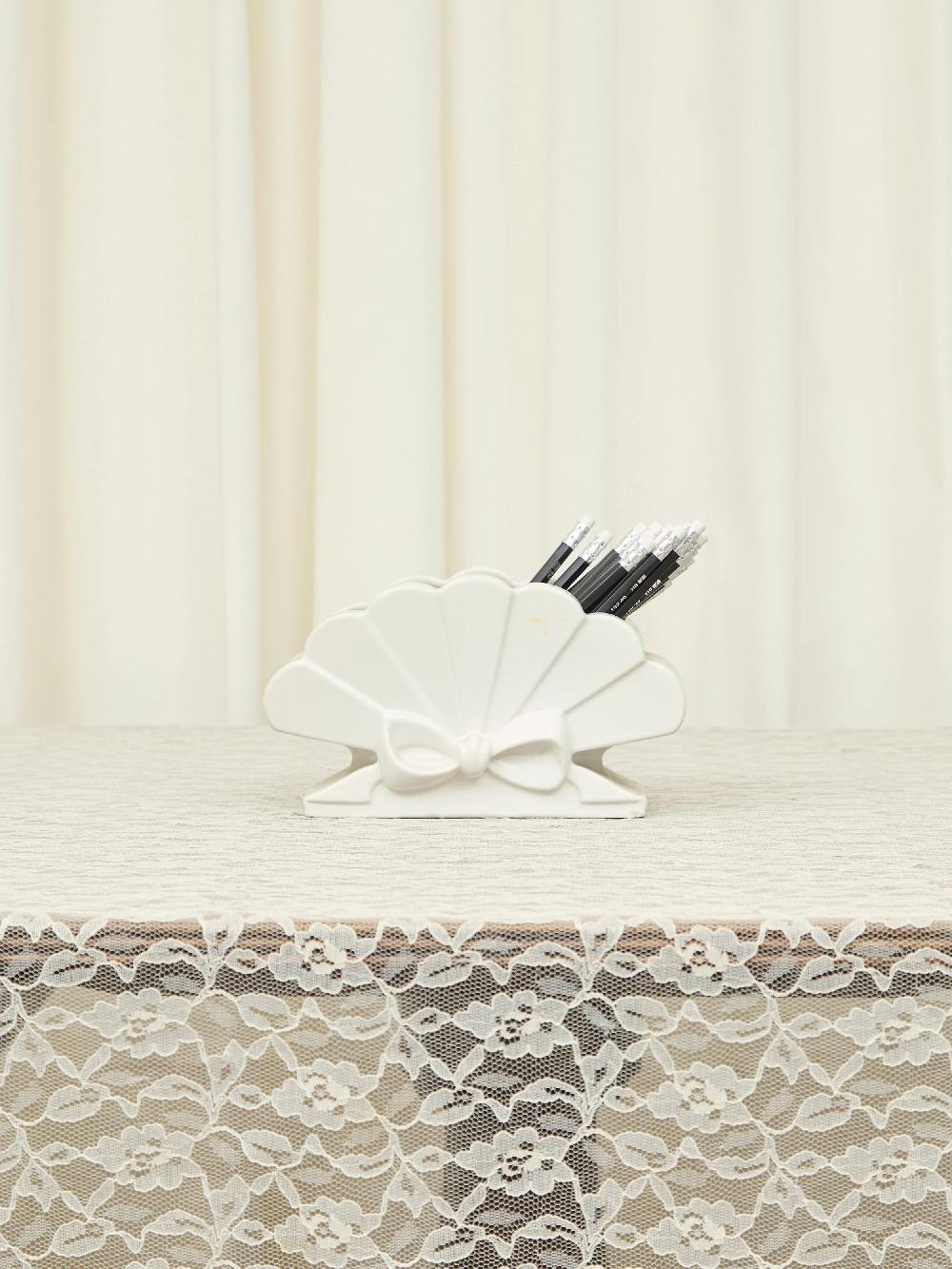 Tanner Fletcher Vintage Bow Vase